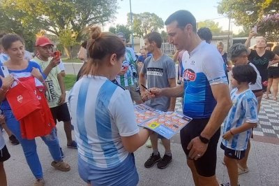 Lionel Scaloni, DT de la Seleccin Argentina, recibi a los hinchas y firm camisetas en Pujato