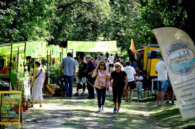 Comerciantes locales venden sus productos en el Parque Botnico