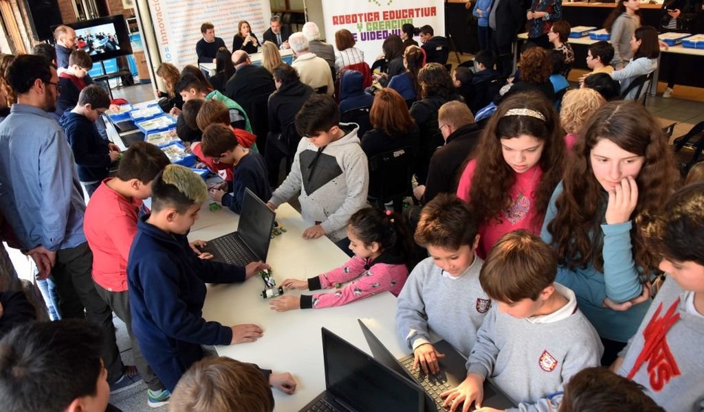 Arrancaron los talleres municipales de robtica y videojuegos para nios en Rosario