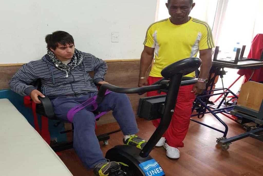 Universitarios crearon una bicicleta para ayudar a un joven a rehabilitarse