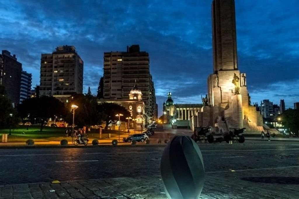 Instalan nueva luminaria para el Monumento Nacional a la Bandera 