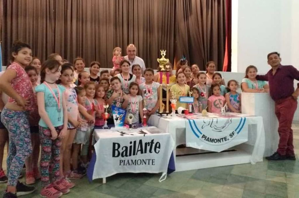 Piamonte: BailArte y Familia Gaucha entregaron los trofeos obtenidos a la Comuna 