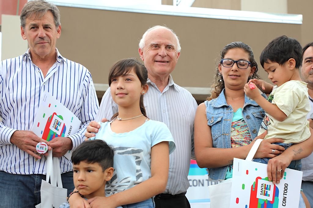 Santa Fe: el gobernador entreg viviendas en el barrio Acera