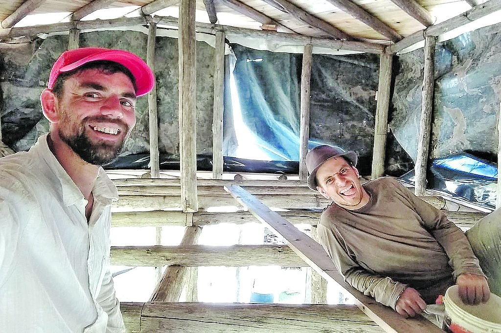 Con piedras, madera y botellas: se construye la primera bio casa de Chajar