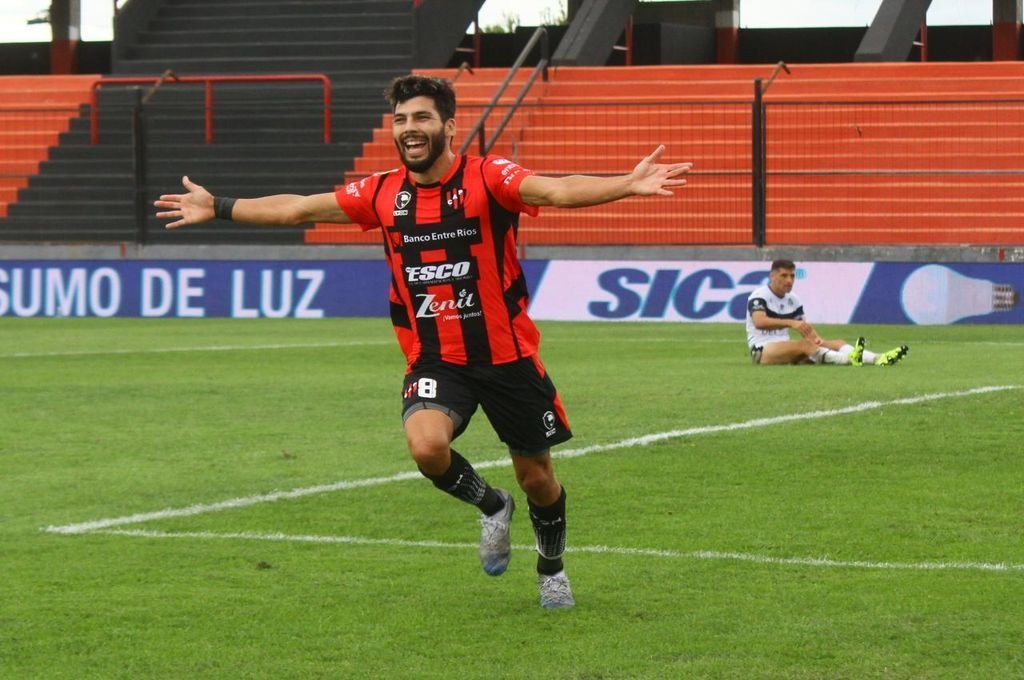 Gabriel Gudiño explotó de felicidad tras el 4-0 parcial y su doblete en la tarde del domingo. Foto:Marcelo Miño 