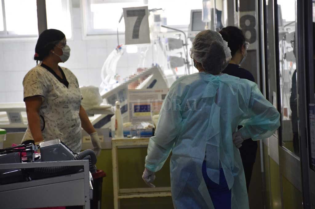 El oxígeno es un recurso esencial y finito como el personal que atiende a pacientes internados en salas críticas. Foto:Flavio Raina