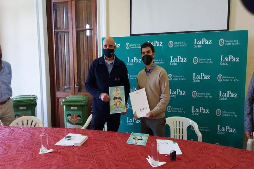 El intendente de La Paz, Bruno Sarubi, firmó un convenio con representantes de la empresa DH-SH para reciclar aceite usado. 