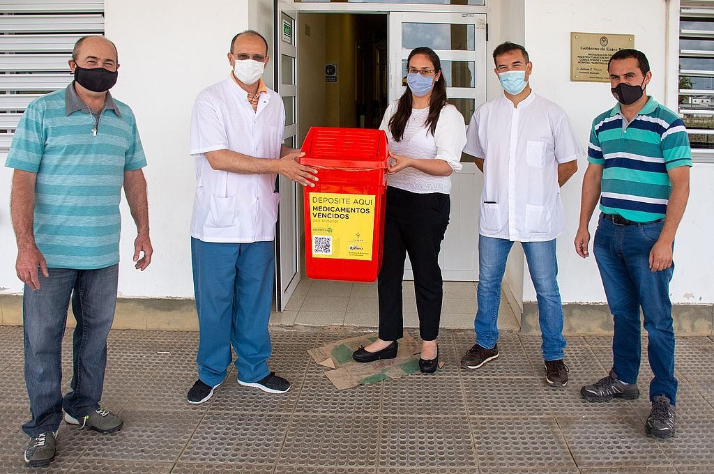 La Secretaría de Relaciones con la Comunidad hizo entrega del primer cesto para medicamento vencidos. Foto:Gentileza Municipalidad de General Ramírez