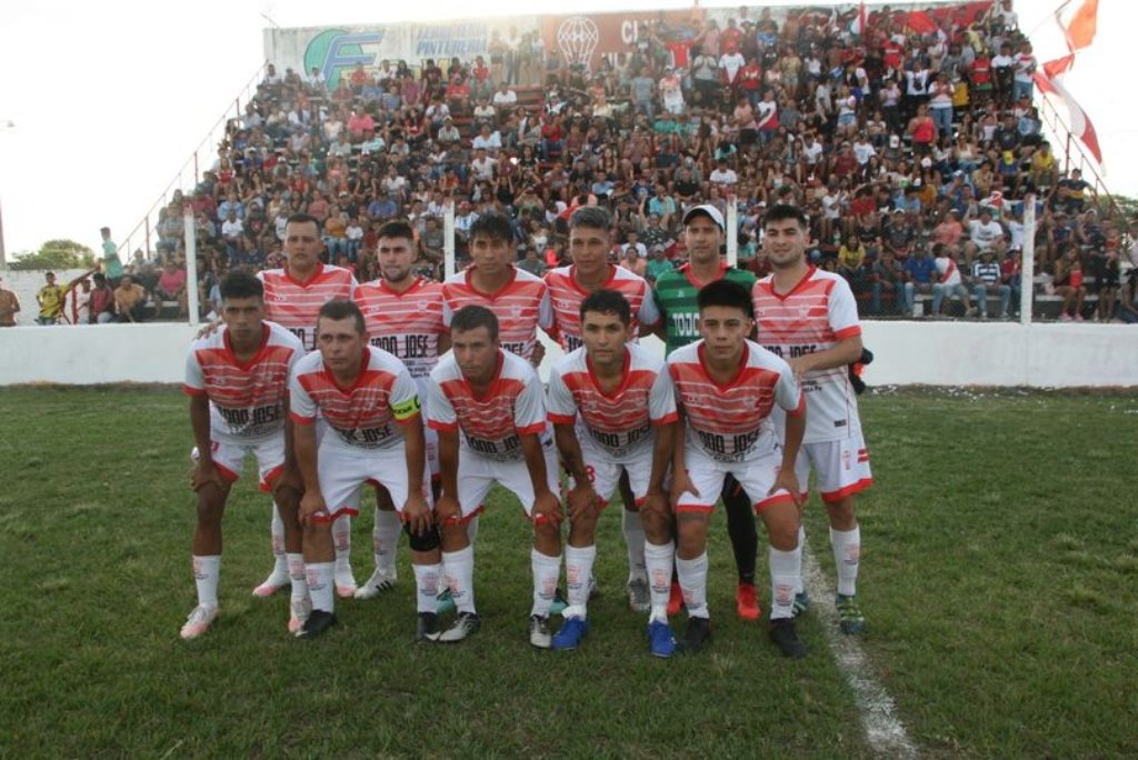 El equipo de Huracán de Villa Ocampo ante su gente momentos antes de la final de vuelta. Foto:Gentileza: Paralelo 28.