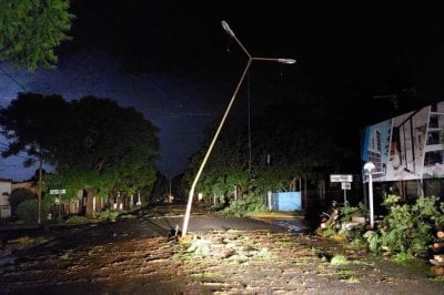 El Trébol: los vientos huracanados volaron la cruz de la cúpula de la iglesia y unos 20 techos de viviendas