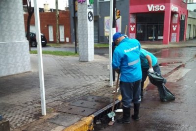 Cuadrillas de la Municipalidad de Rosario trabajan en toda la ciudad para dar respuesta a reclamos por el temporal