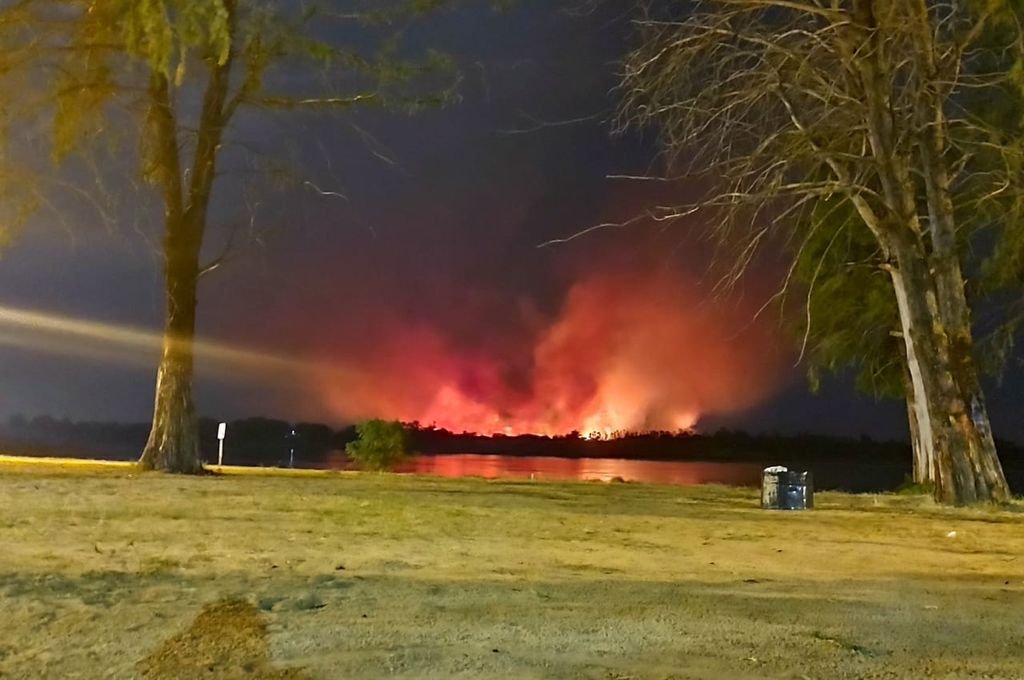 Desde la Costanera Baja de Paraná se observaba el impactante fuego en la isla Puente. Foto:Guillermina Ferraris