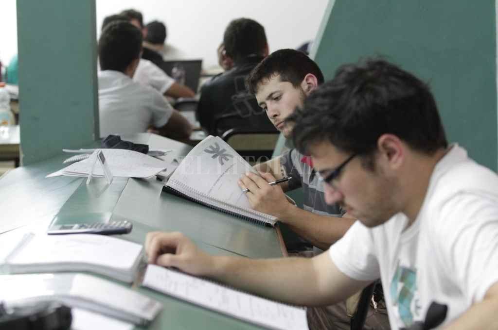 De qué sirve estudiar?: Un informe compara los salarios de graduados  universitarios y del secundario : : Mirador Provincial : : Noticias de  Santa Fe | Entre Ríos : : 