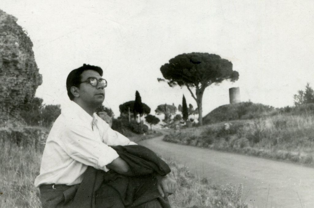 Ariel Ramírez en la Via Apia, Roma (Italia), en 1950. El autor de este retrato no fue identificado y la imagen pertenece a la Colección AR del Museo del Teatro Municipal 1° de Mayo. Foto:Colección AR