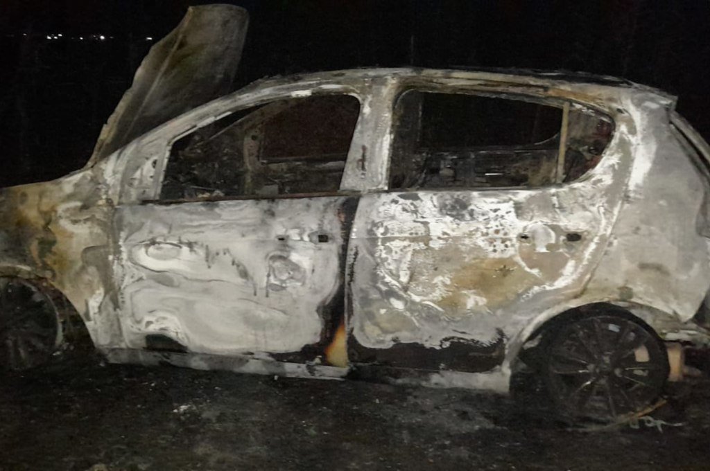 El Fiat Palio robado a Omar Fernández (65) en la puerta de su cochera, fue hallado en llamas en un camino rural en el límite con la ciudad de Pérez. Foto:Gentileza.
