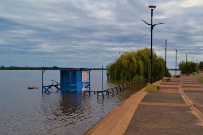 Llegaron las precipitaciones y el río Uruguay tapó la zona de playas en la costanera
