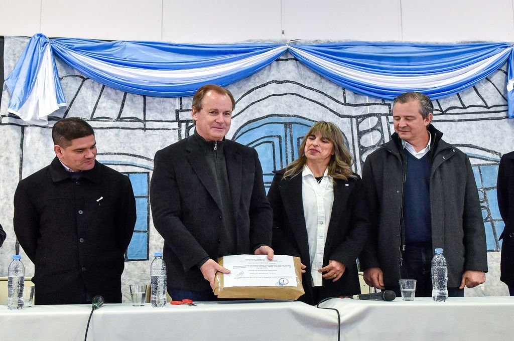 Bordet abrió los sobres con las ofertas para construir el nuevo edificio de la escuela Nº 75 “Del Bicentenario” en Paraná, donde se anunció la ampliación de Avenida Zanni. 
