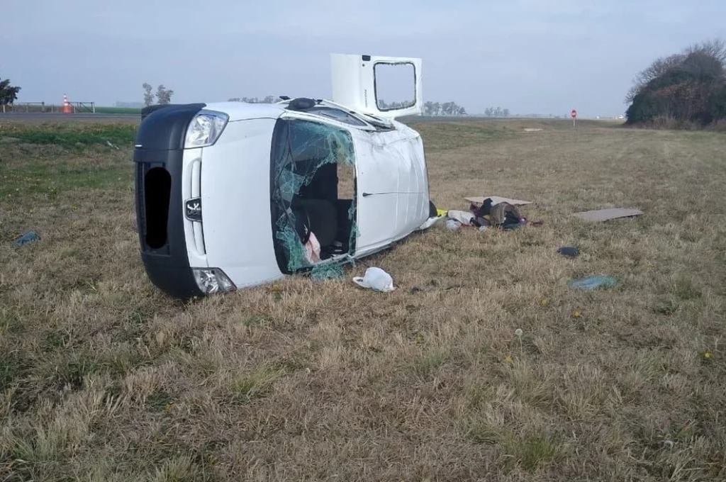 La víctima fatal viajaba en un utilitario Peugeot Partner, al igual que las otras cuatro personas que resultaron lesionadas. 