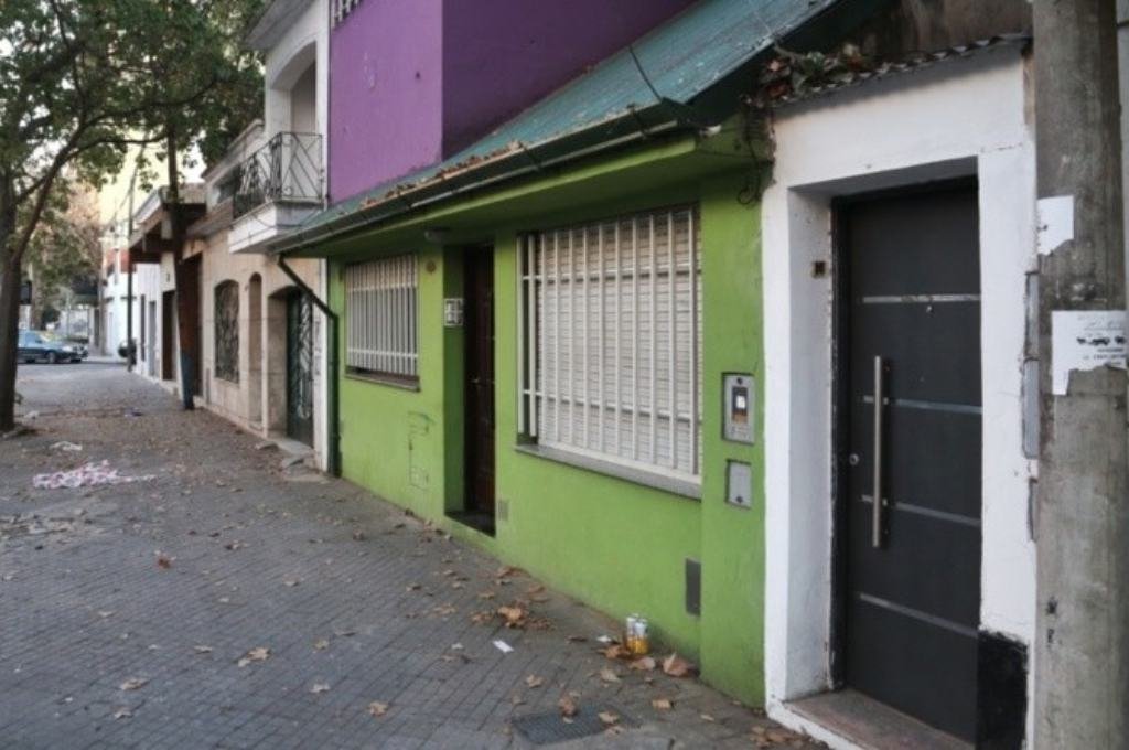El homicidio se produjo en una vivienda de San Lorenzo al 3.200. Foto:Google Street View.