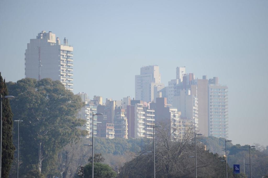 El humo se sintió en la tarde de domingo en Rosario. Foto:Archivo.