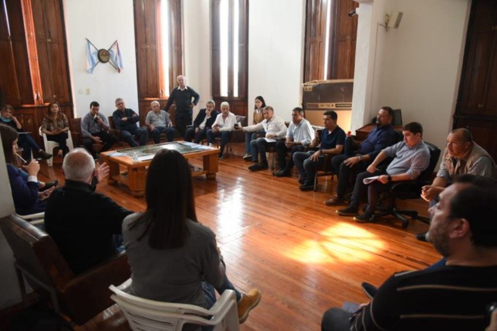 De la reunión participaron intendentes santafesinos y autoridades entrerrianas. Foto:Twitter.