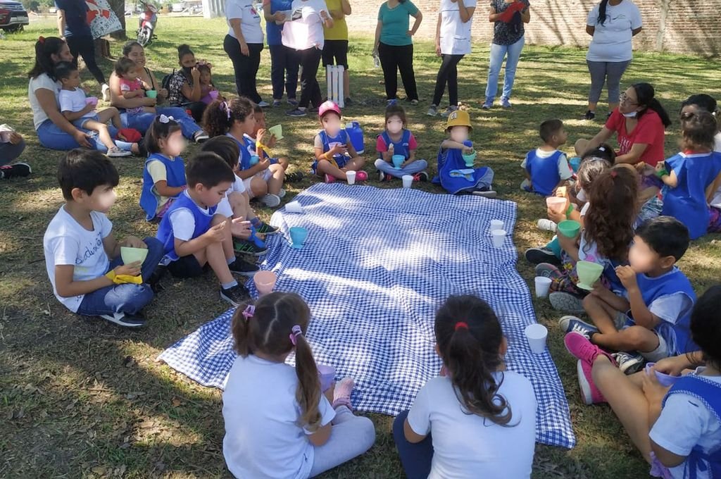 Niños y madres de El Amaray, compartiendo un picnic. Foto:Melisa Curá