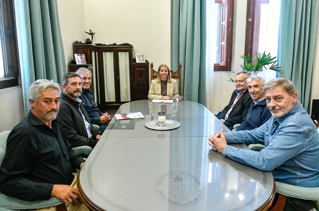 La vicegobernadora Laura Stratta, junto al secretario de Deportes, José Gómez, y los dirigentes de la UER, planificando el Seven de la República. 