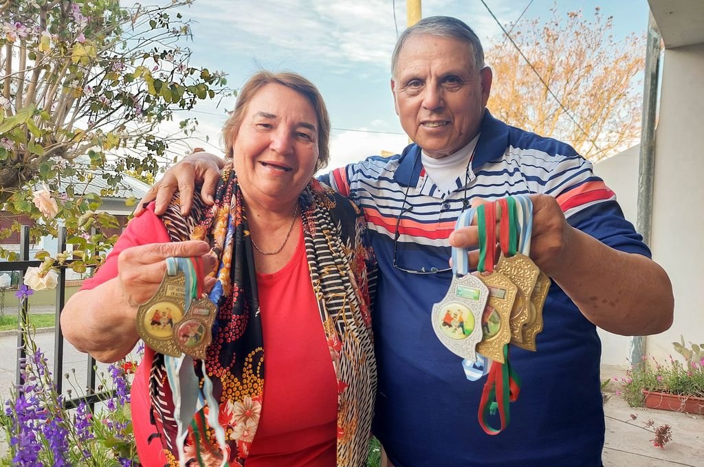 Blanca y Ángel, siempre juntos y con sus medallas. Foto:Melisa Curá
