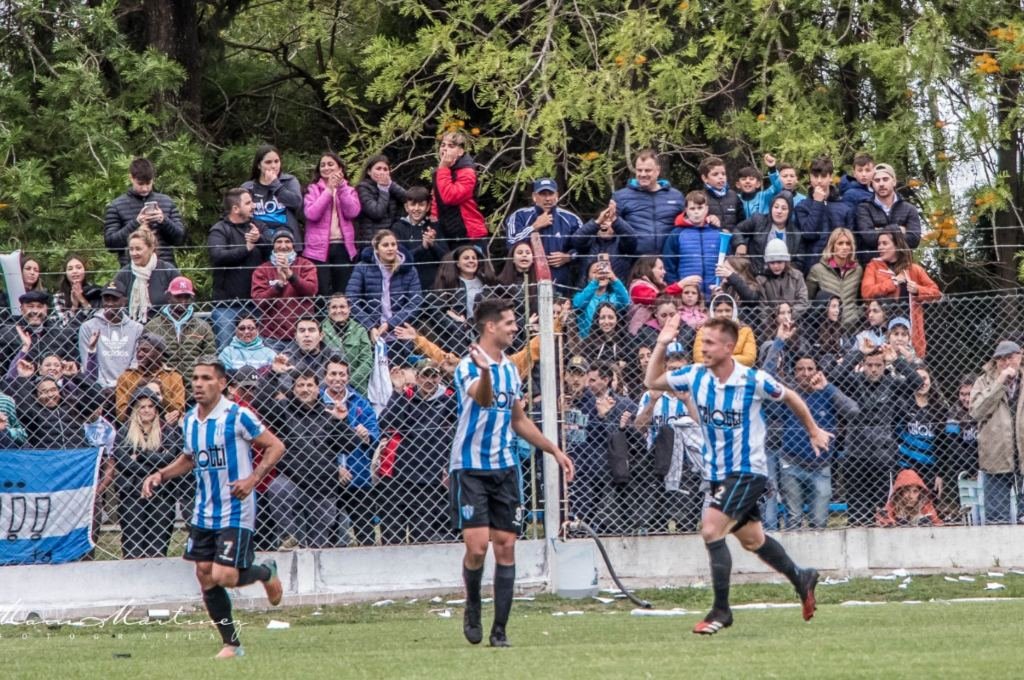 Los jugadores de Trebolense festejan su gol, el único del encuentro. Foto:Gentileza.