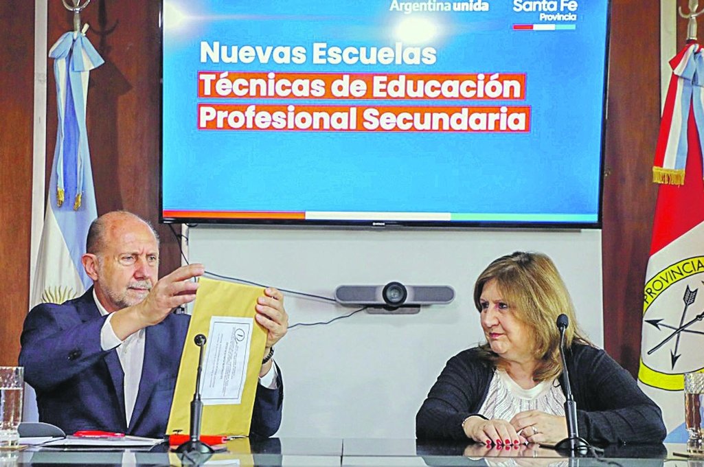 Perotti y Cantero abrieron las ofertas para la construcción de 8 nuevas escuelas técnicas. Foto:Gobierno de la Provincia