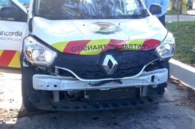 Vehículo de la Central de Tránsito chocó a un motociclista y le ocasionó lesiones graves