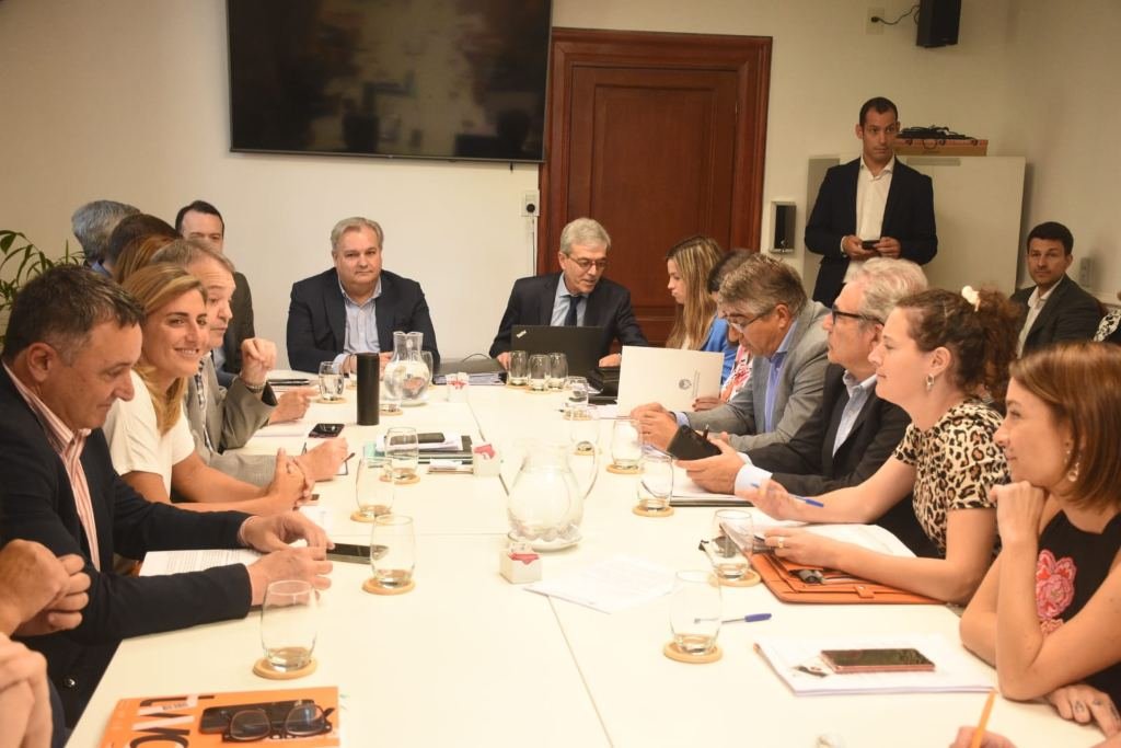 Agosto estuvo reunido con diputados en la sala de reuniones Miguel Lifschitz. Foto:Guillermo Di Salvatore.