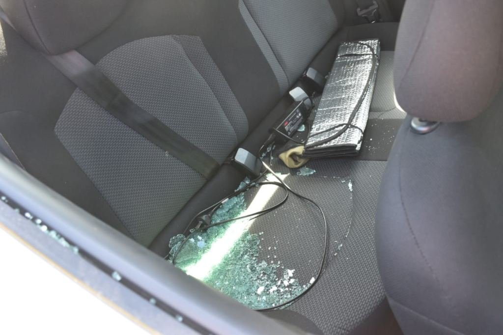 El auto apareció baleado y uno de los cristales estallado. Foto:Flavio Raina.