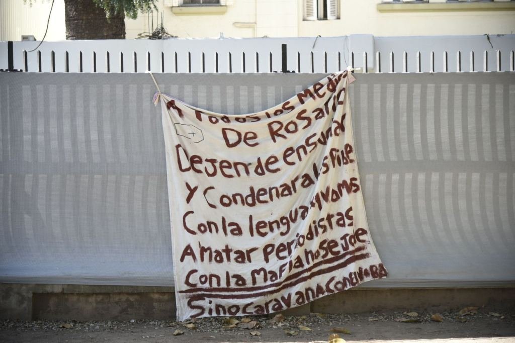 El joven había puesto este cartel en la sede de un canal de TV. Foto:Archivo/Marcelo Manera.