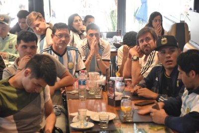 La pasión por la selección argentina desde un bar santafesino, entre la alegría y la desazón del final - No lo podían creer. Arabia Saudita dio vuelta el partido y los hinchas se mostraban preocupados. - 