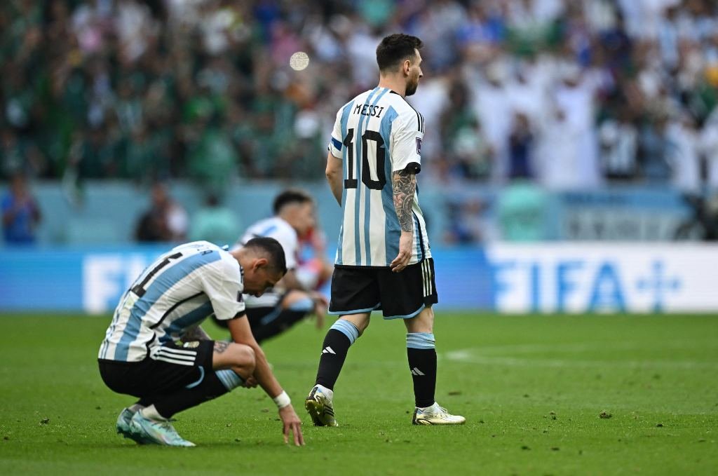 Terminó el partido. Ángel Di María en cuclillas y Lionel Messi de pie sufren la derrota. Foto:Reuters.