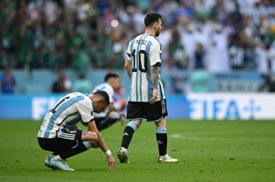 Argentina, apática e impotente, ante una Arabia llena de rabia - Terminó el partido. Ángel Di María en cuclillas y Lionel Messi de pie sufren la derrota. - 