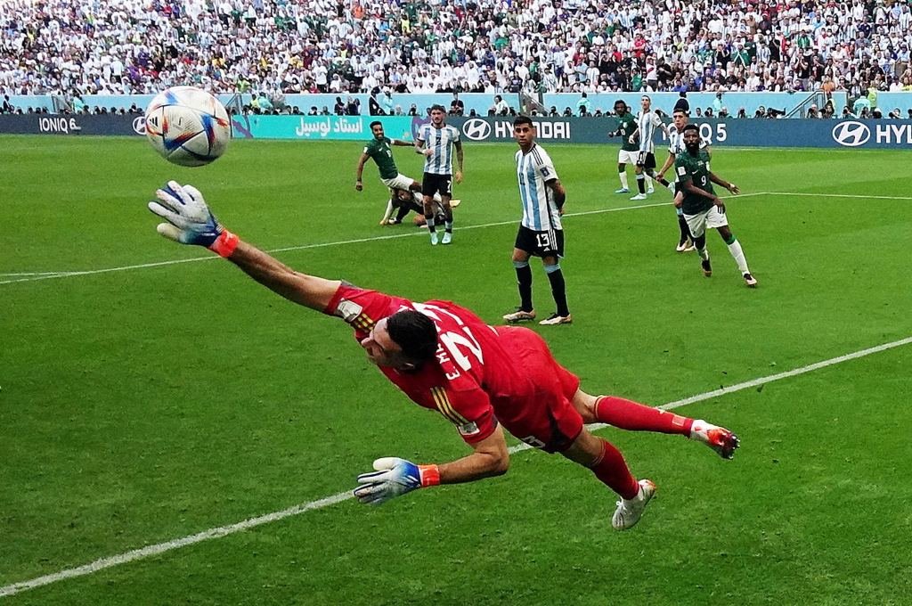 Emiliano Martínez no llega. Es el segundo gol de Arabia Saudita. Foto:Reuters.