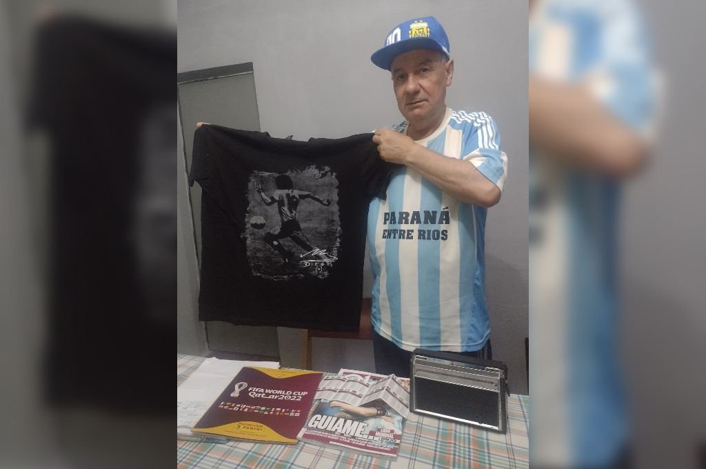 Camiseta y gorra de la selección; remera de Maradona; fixture, guía y álbum de figuritas de Qatar 2022. En el 86, el Pato Salerno estuvo en el Estadio Azteca en la consagración de Argentina, y sueña repetir esa experiencia. Foto:Víctor Ludi