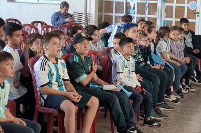 En las buenas y en las malas: alumnos de la escuela donde estudió Scaloni se reunieron para mirar el partido de la Selección Argentina