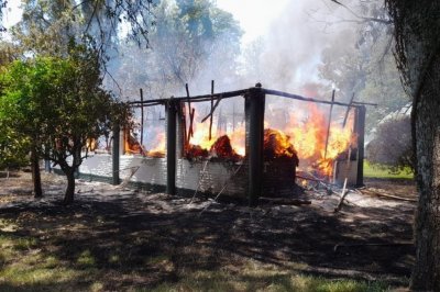 Intensa jornada para los Bomberos de Coronda: incendio en Desvío Arijón y vuelco de un auto en la Autopista Santa Fe - Rosario