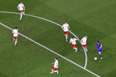 Argentina venció a Polonia: 45 minutos en los que se jugó como si fuese en el patio de casa - La marca sobre Lionel Messi, un sello del conjunto polaco durante todo el encuentro. - 