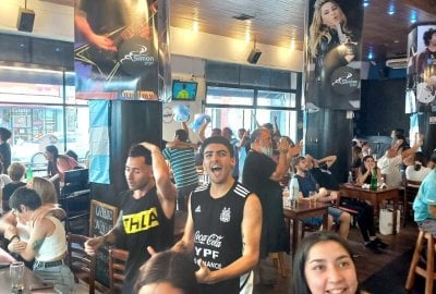 Euforia y desahogo con la victoria argentina en un bar en Rosario -  - 