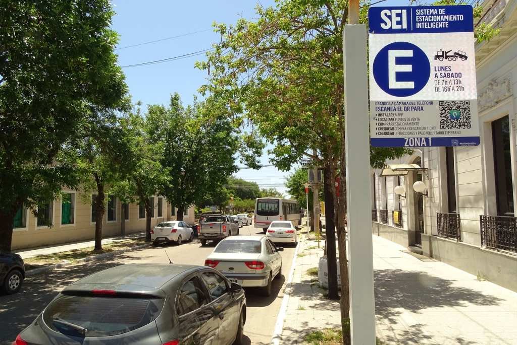 El sistema de estacionamiento, primero medido y ahora inteligente, mejoró el uso del espacio en las calles de Reconquista. Foto:Norte24.
