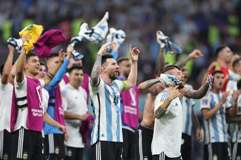 Messi y el resto de los jugadores festejan con los hinchas en el estadio. Foto:Xinhua.