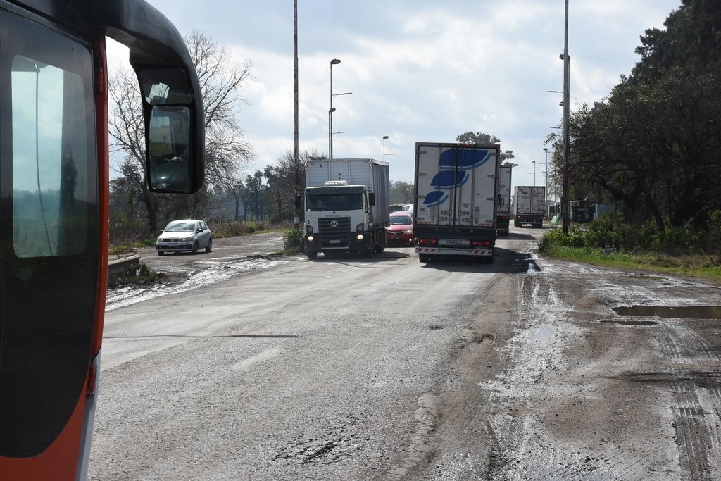 El tránsito de camiones sobre la ruta nacional 11, en toda su extensión dentro del territorio provincial, es incesante. Foto:Mauricio Garín