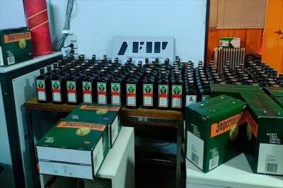 Secuestran 189 botellas de licor de contrabando a un hombre que venía de un torneo de póker