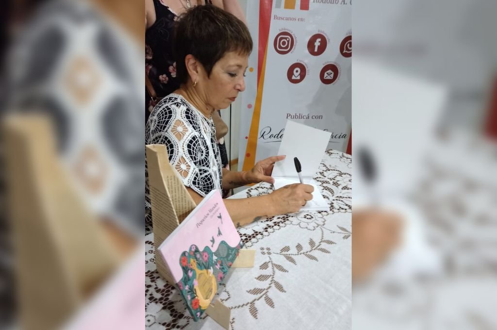 Elsi Rodríguez firmó ejemplares, tras la presentación de su libro “Pequeños mundos”, en Gualeguaychú. 