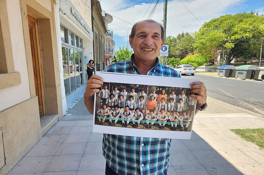 Con el cuadro del plantel campeón Juvenil de 1979. Menotti DT, Maradona la figura. Candedo se inició en Huracán.  