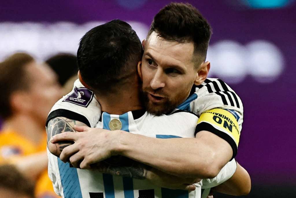 Ángel Dí María y Lionel Messi se abrazan tras el triunfo por penales. Foto:Reuters.